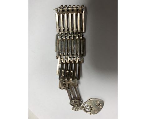 A HALLMARKED BIRMINGHAM SILVER GATE BRACELET WITH A HEART PADLOCK, IN A PRESENTATION BOX