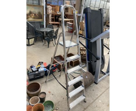 A FIVE RUNG ALUMINIUM STEP LADDER