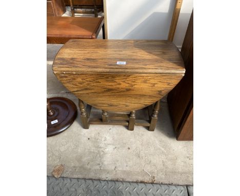 A MINIATURE OVAL GATE LEG TABLE ON TURNED LEGS, 31" X 23" OPENED