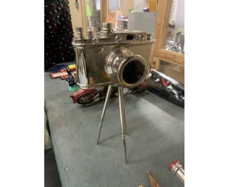 A CHROME NOVELTY CAMERA ON TRIPOD STAND, HEIGHT 37CM