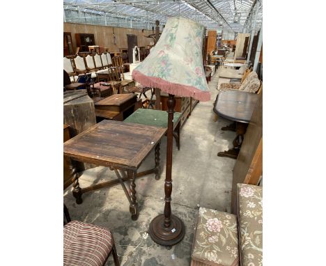 AN EARLY 20TH CENTURY OAK STANDARD LAMP WITH TURNED COLUMN AND SHADE