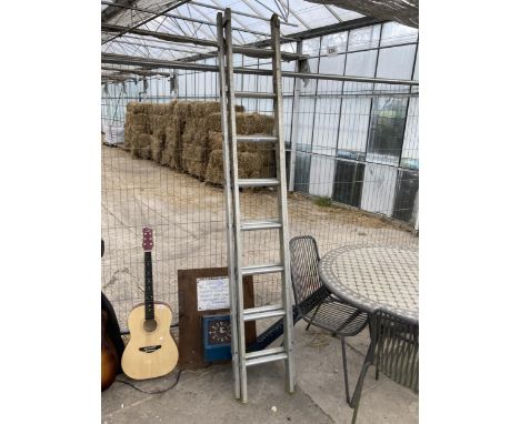 AN ALLUMINIUM TWO SECTION 16 RUNG EXTENDING LADDER