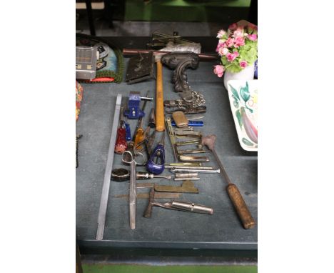 AN ASSORTMENT OF METAL ITEMS TO INCLUDE TOOLS, SCISSORTS, CLAMPS ETC