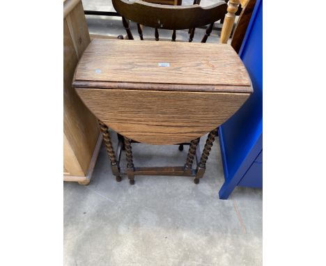 AN EARLY 20TH CENTURY OVAL OAK GATE-LEG TABLE ON BARLEY-TWIST LEGS, 34" X 24" OPENED