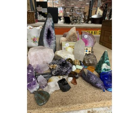 A LARGE ASSORTMENT OF STONES AND CRYSTAL TO INCLUDE AN AMETHYST GEODE, A CLEAR CRYSTAL POINT, NECKLACE CHARMS ETC