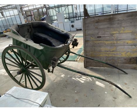 A VINTAGE TWO WHEELED WOODEN GOVERNERS CART COMPLETE WITH TWO VINTAGE COACH LAMPS