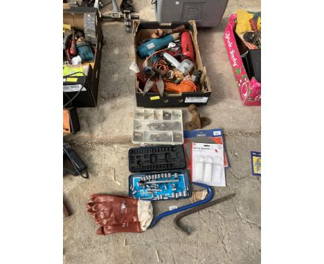 AN ASSORTMENT OF TOOLS TO INCLUDE A SOCKET SET, DRILLS AND A BALL HITCH ETC