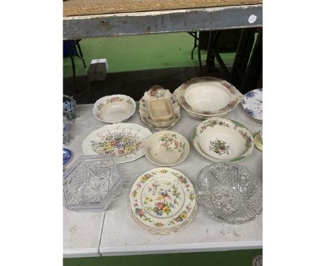 A QUANTITY OF VINTAGE CERAMICS TO INCLUDE BIRD OF PARADISE PLATES, LARGE BOWLS, ETC