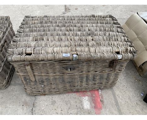 A LARGE VINTAGE WICKER HAMPER BASKET