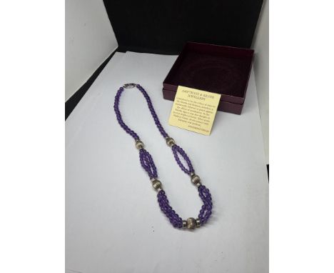 AN AMETHYST AND SILVER NECKLACE IN A PRESENTATION BOX