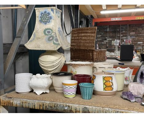 AN ASSORTMENT OF ITEMS TO INCLUDE A LAMP, PLANTERS ETC