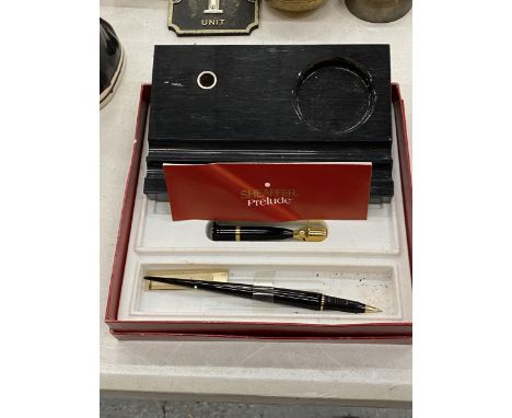 A SCHAEFFER PRELUDE PEN WITH MARBLE INKWELL/PEN DESK STAND