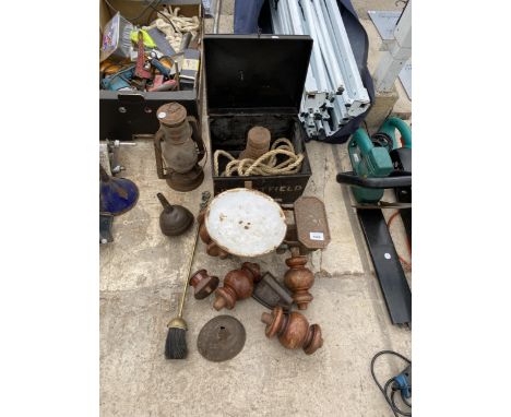 AN ASSORTMENT OF VINTAGE ITEMS TO INCLUDE A DEED TIN, SCALES AND A PARAFIN LAMP ETC