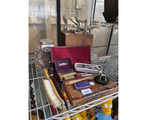 AN ASSORTMENT OF VINTAGE ITEMS TO INCLUDE RAZORS, A TREEN LETTER OPENER AND FIGURES ETC