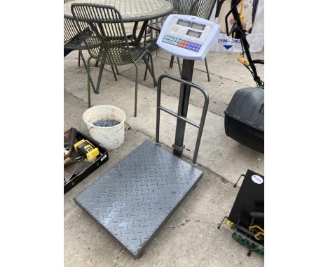 A SET OF ELECTRIC DIGITAL PLATFORM SCALES