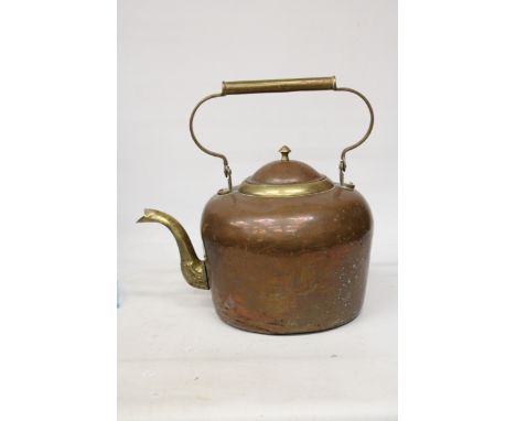 A VERY LARGE GEORGIAN COPPER AND BRASS KETTLE, HEIGHT APPROX 29CM