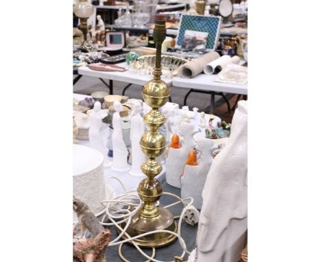 AN VINTAGE BRASS SPHERICAL TABLE LAMP BASE, HEIGHT 59CM
