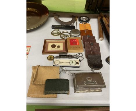 AN ASSORTMENT OF VINTAGE ITEMS TO INCLUDE A COMPAS, A CIGAR BOX, A JEWELRY BOX ETC