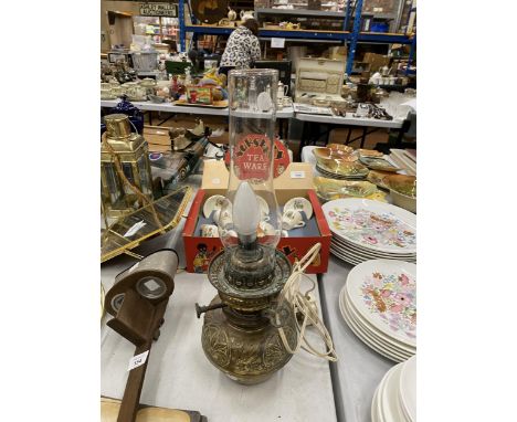 A VINTAGE BRASS OIL LAMP CONVERTED TO ELECTRICITY, HEIGHT 43CM