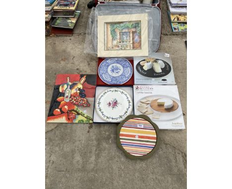 AN ASSORTMENT OF ITEMS TO INCLUDE CERAMICS, A REVOLVING TURNTABLE AND A TILE