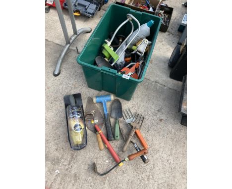 AN ASSORTMENT OF GARDEN TOOLS TO INCLUDE A SPRINKLER, TROWELS AND A BRUSH ETC