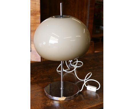 Mid-20th century chromed metal table lamp with beige circular plastic shade in the manner of Harvey Guzzini. 