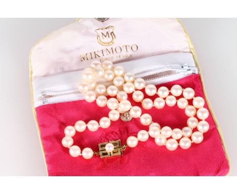 Mikimoto pearl necklace with 14ct gold closure. 