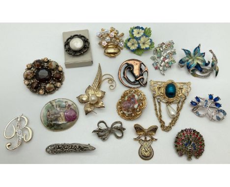 A collection of 17 vintage and modern costume jewellery brooches and scarf clips. In varying designs to include floral, stone