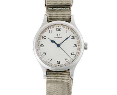 A GENTLEMAN'S STAINLESS STEEL BRITISH MILITARY AIR MINISTRY OMEGA RAF PILOTS WRIST WATCH DATED 1956, WITH NON-LUMINOUS SILVER