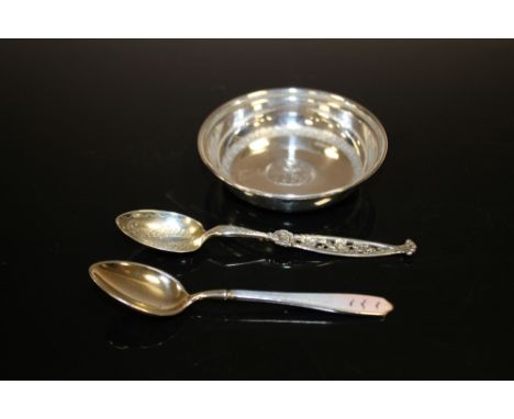 AN ENAMELLED SILVER SPOON, SMALL SILVER DISH STAMPED 900 AND A TEA SPOON STAMPED STERLING (3)