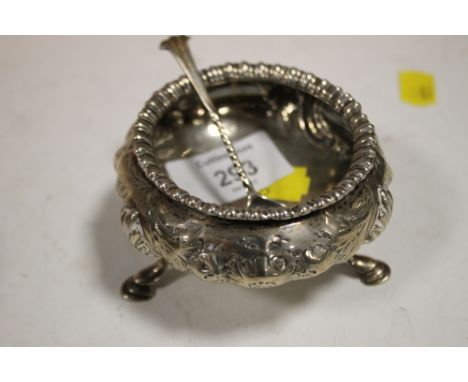 A LARGE HALLMARKED SILVER SALT AND CONDIMENT SPOON 