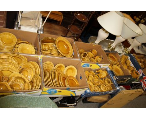 A VERY LARGE QUANTITY OF RETRO ROYAL WORCESTER CROWN WARE TEA AND DINNERWARE (9 TRAYS)