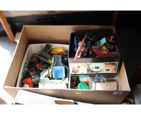 A COLLECTION OF VINTAGE TOY CARS AND VEHICLES TO INCLUDE CORGI AND DINKY EXAMPLES 