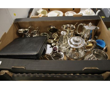 A TRAY OF SILVER PLATE TO INCLUDE CASED SPOON SET, FOUR PIECE TEA SERVICE ETC