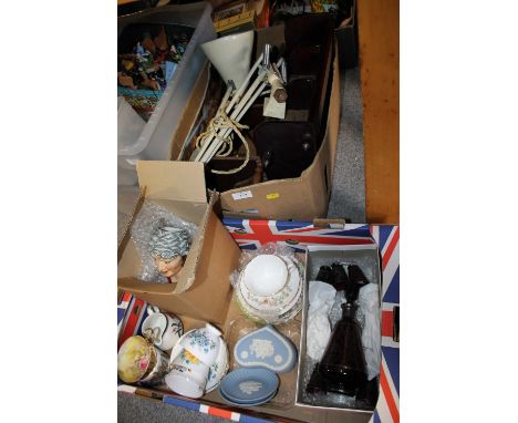 A TRAY OF CERAMICS TO INCLUDE WEDGWOOD, ROYAL WINTON, PEGGY DAVIS CHARACTER JUG ETC., A HERBERT TERRY AND SONS LTD ANGLE POIS