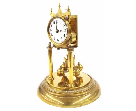 German Jahresuhren 400-day brass torsion mantel clock, upon two cylindrical supports on a circular plinth base, under glass d