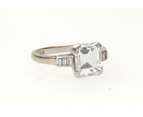 Good diamond ring, centred with a rectangular step cut natural diamond of approx. 2.2cts (8.05mm x 7.07mm x 4.70mm), G/H in c