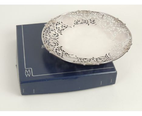 Mappin &amp; Webb silver shallow fruit dish, Sheffield 1973, with a pierced cast fruiting vine border, on a circular foot, 26