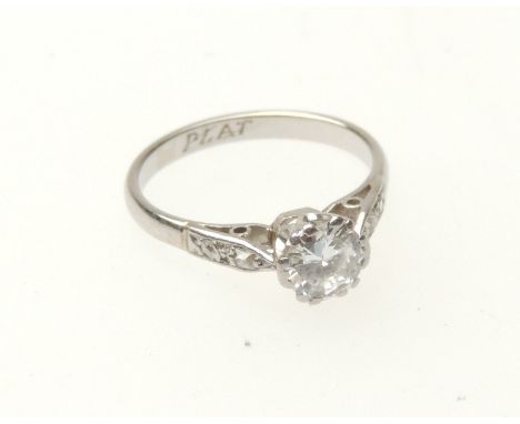 Diamond solitaire ring, the old round cut stone of approx. 0.5ct, colour estimated as K/L, clarity estimated as SI, the shoul