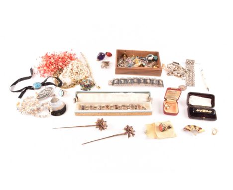 A collection of jewellery to include an late 19th century yellow and rose gold bar brooch featuring seed pearls, an early 20t