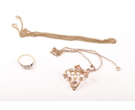 A group of gold jewellery, to include a 18ct yellow gold and platinum ring featuring one round cut diamond flanked by two rou