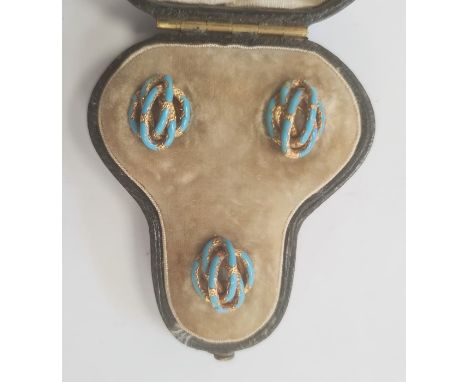 Set of three gold-coloured metal and turquoise enamel studs, knot-pattern, in trefoil-shaped morocco case Condition ReportTot