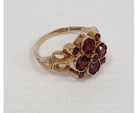 9ct gold lady's ring with four large and five small garnets, in flowerhead setting, 4.5g 