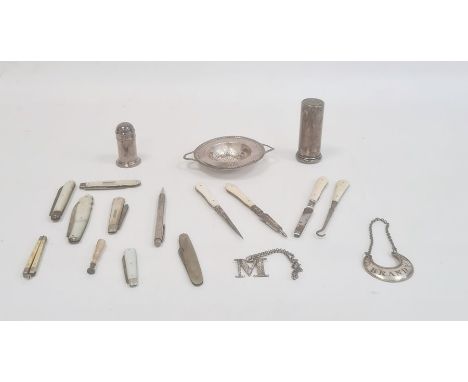 A late 19th/early 20th century silver strainer, 1.6toz approx. a silver sifter, 0.7toz approx. a travelling silver cased shav