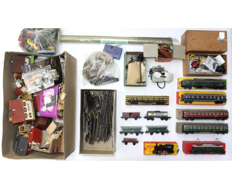 Trix: A collection of assorted boxed and unboxed Trix Express HO/OO Gauge to comprise: tank locomotive, Pantograph locomotive