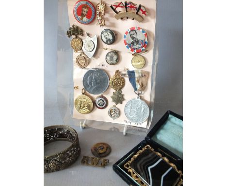 A SELECTION OF VINTAGE JEWELLERY ETC., to include a large banded agate rectangular brooch in gilt metal mount S/D, a filigree