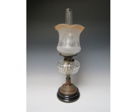 A LATE 19TH / EARLY 20TH CENTURY OIL LAMP, having cut and faceted clear glass reservoir, twin Duplex burner, frosted wavy edg