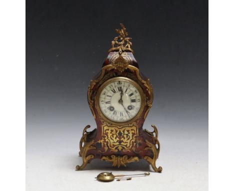 A FRENCH STYLE BOULLE WORK MANTLE CLOCK, with key and pendulum, H 31 cm