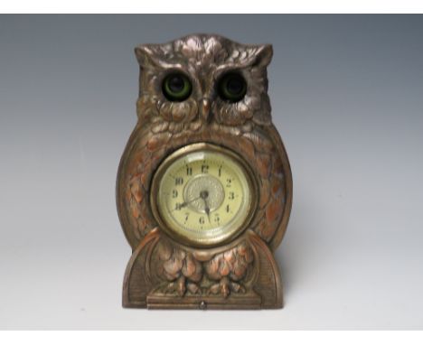 AN EARLY 20TH CENTURY ARTS AND CRAFTS 'MOVING EYE' OWL MANTLE CLOCK, the bronze cast front showing finely cast features and g