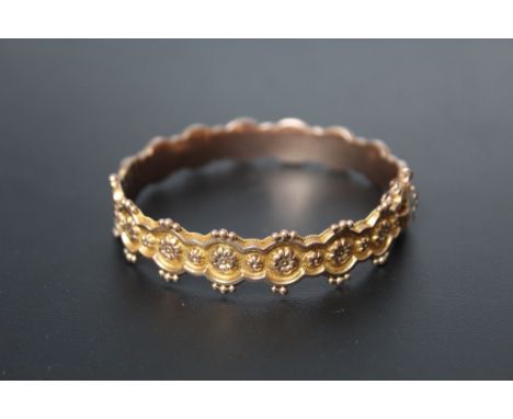 A HALLMARKED 9 CARAT GOLD 'FLOWER' PATTERN BANGLE,  approx weight 9.8g, Dia 6 cm